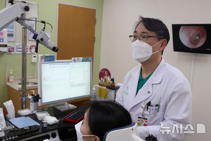 [서울=뉴시스] 안중호 서울아산병원 이비인후과 교수가 내시경으로 환자의 귓속을 살펴보고 있다. (사진= 서울아산병원 제공)