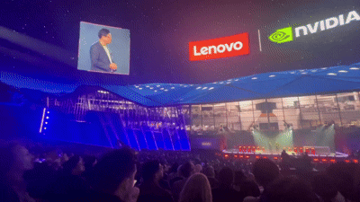 [라스베이거스=뉴시스]이현주 기자 = 양위안칭 레노버 회장과 젠슨 황 엔비디아 최고경영자가 6일(현지시간) 미국 라스베이거스 스피어 무대에 함께 올랐다. lovelypsyche@newsis.com