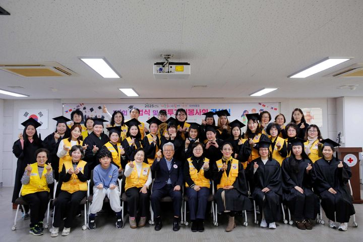 [부산=뉴시스] 대한적십자사 부산지사가 7일 제1기 '다문화 다함께 가자' 아카데미 졸업식과 다문화 이주여성 봉사회 '올 투게더' 결성식을 개최했다. (사진=대한적십자사 부산지사 제공) 2026.01.07. photo@newsis.com *재판매 및 DB 금지