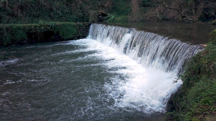 엔진 고장으로 급류에 떠밀린 보트…40m 추락 직전 극적 구조