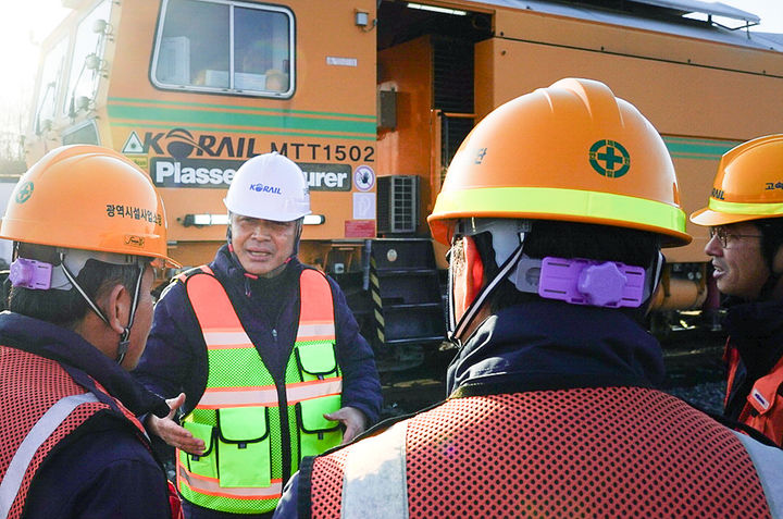 코레일, 경부고속선 영동보수기지서 선로 유지보수 장비 점검