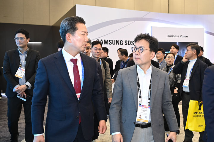 [구미=뉴시스] 김장호(왼쪽) 시장과 이준희 삼성SDS 대표가 행사장을 둘러보고 있다. (사진=구미시 제공) 2026.01.07 photo@newsis.com *재판매 및 DB 금지
