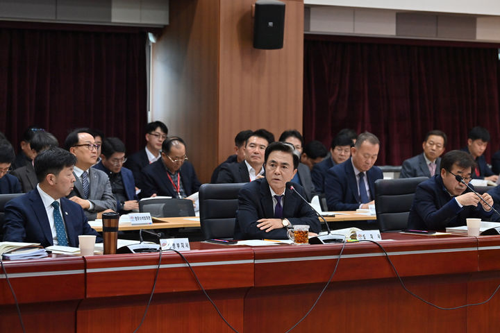 [홍성=뉴시스] 김태흠 충남지사가 7일 도청 대회의실에서 열린 2026 주요업무계획보고회에서 모두발언을 하고 있다. *재판매 및 DB 금지