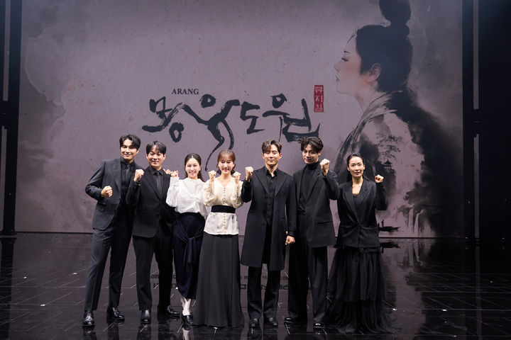 뮤지컬 '몽유도원' 제작발표회가 7일 화성예술의전당 동탄아트홀에서 열렸다. 사진은 배우 민우혁(왼쪽부터), 김주택, 하윤주,유리아, 이충주, 김성식, 정은혜. (사진=에이콤 제공) *재판매 및 DB 금지