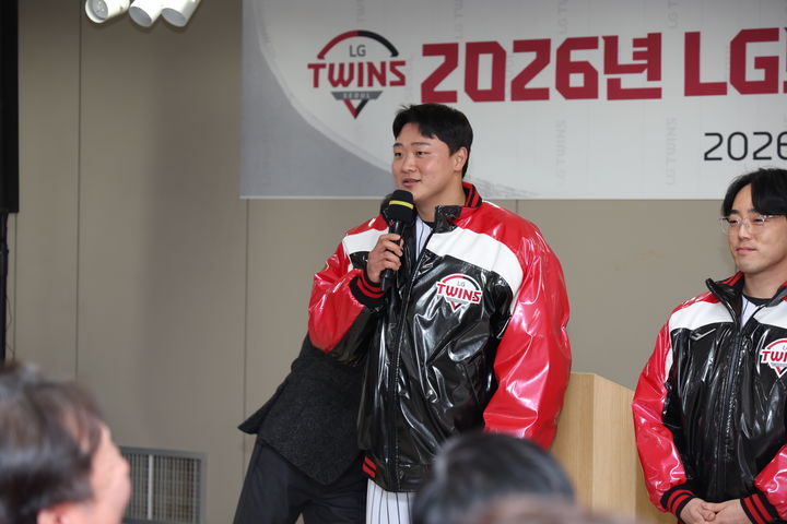 [서울=뉴시스] 프로야구 LG 트윈스의 이재원이 6일 서울 잠실구장에서 열린 구단 신년인사회에 참석해 팀에 합류해 새 시즌을 앞둔 각오를 전하고 있다. (사진=LG 트윈스 제공) 2026.01.06. *재판매 및 DB 금지