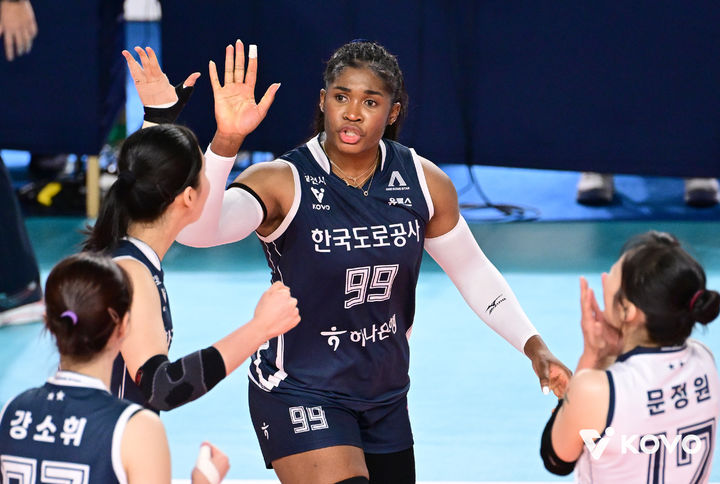 [서울=뉴시스] 여자 프로배구 한국도로공사의 모마가 7일 김천실내체육관에서 열린 진에어 2025~2026 V-리그 여자부 현대건설과의 경기에서 득점을 올린 뒤 기뻐하고 있다. (사진=KOVO 제공) 2026.01.07.