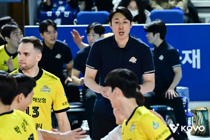 [서울=뉴시스] 남자 프로배구 KB손해보험의 하현용 감독대행이 7일 대전충무체육관에서 열린 진에어 2025~2026 V-리그 남자부 삼성화재와의 경기에서 선수들에게 지시를 내리고 있다. (사진=KOVO 제공) 2026.01.07. *재판매 및 DB 금지