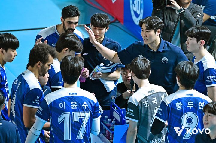[서울=뉴시스] 남자 프로배구 삼성화재의 고준용 감독대행이 7일 대전충무체육관에서 열린 진에어 2025~2026 V-리그 남자부 KB손해보험과의 경기 작전타임에 선수들에게 지시를 내리고 있다. (사진=KOVO 제공) 2026.01.07. *재판매 및 DB 금지