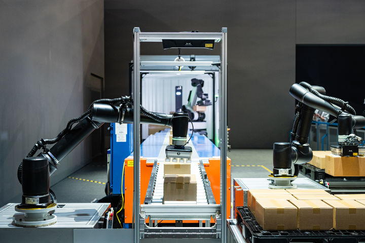 [서울=뉴시스] 현대차그룹은 6일부터 9일까지(현지 시간) 미국 라스베이거스에서 열리는 CES 2026에 참가해 그룹 AI 로보틱스 기술 개발 과정을 직접 경험할 수 있는 다양한 전시를 선보인다. 사진은 스트레치(Stretch)-협동로봇(Collaborative robot, Cobot)-자율주행 물류 로봇(AMR, Autonomous Mobile Robot)의 물류 작업 시연. (사진=현대차그룹 제공) 2026.01.07. photo@newsis.com *재판매 및 DB 금지