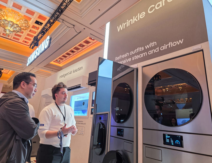 [서울=뉴시스] 삼성전자는 4일부터 7일까지(현지 시간) 미국 라스베이거스에서 열리는 세계 최대 가전 전시회 'CES 2026'에 단독 전시관을 마련하고 '더 퍼스트룩 2026'을 진행한다. 관람객이 '비스포크 AI 에어드레서'를 체험하고 있다. (사진=삼성전자 제공) 2026.01.07. photo@newsis.com *재판매 및 DB 금지