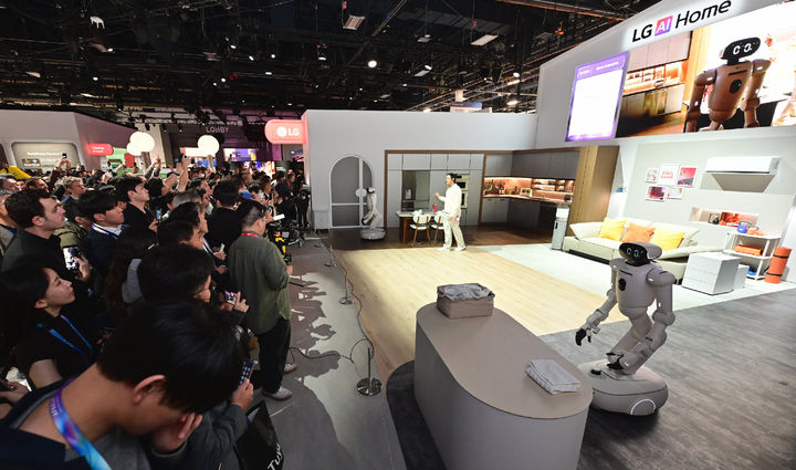 [서울=뉴시스] 6일(현지 시간) 미국 라스베이거스에서 열린 세계 최대 가전·IT 전시회 CES 2026에서 관람객들이 'LG 클로이드'와 로봇의 관절 역할을 하는 액추에이터 브랜드 'LG 액추에이터 악시움'을 경험하고 있다. (사진=LG전자 제공) 2026.01.07. photo@newsis.com *재판매 및 DB 금지