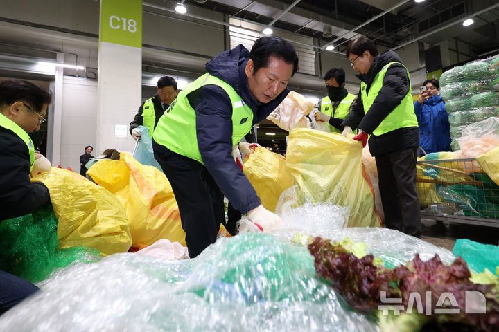 [서울=뉴시스] 조성우 기자 = 정청래 더불어민주당 대표가 7일 오전 서울 송파구 가락동 농수산물 종합도매시장 채소2동에서 반입 통로 청소를 하고 있다. 2026.01.07. xconfind@newsis.com
