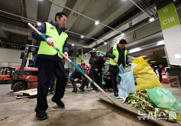 [서울=뉴시스] 조성우 기자 = 정청래 더불어민주당 대표가 7일 오전 서울 송파구 가락동 농수산물 종합도매시장 채소2동에서 반입 통로 청소를 하고 있다. 2026.01.07. xconfind@newsis.com