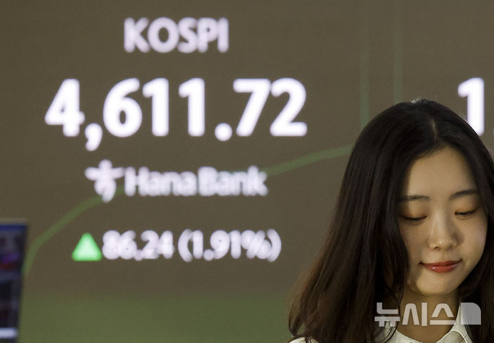 [서울=뉴시스] 정병혁 기자 = 코스피가 장중 4600선을 넘어선 7일 서울 중구 하나은행 딜링룸에서 직원들이 업무를 보고 있다. 이날 코스피는 전 거래일(4525.48)보다 40.86포인트(0.90%) 상승한 4566.34에, 코스닥 지수는 전 거래일(955.97)보다 1.77포인트(0.19%) 오른 957.74에 거래를 시작했다.서울 외환시장에서 원·달러 환율은 전 거래일 주간거래 종가(1445.5원)보다 3.0원 오른 1448.5원에 출발했다.2026.01.07. jhope@newsis.com