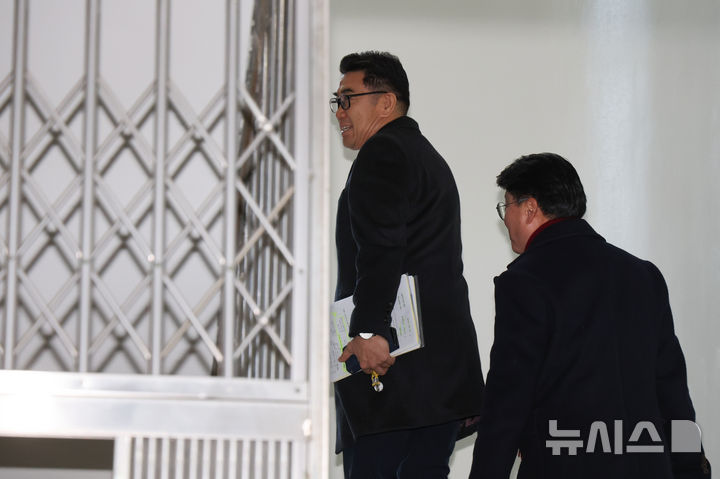 [서울=뉴시스] 황준선 기자 = 통일교로부터 금품 수수 혐의를 받는 김규환 전 미래통합당 의원의 대리인인 장승호 씨와 변호인 등이 7일 오전 서울 서대문구 경찰청에서 열린 김 전 의원의 휴대전화에 대한 포렌식 조사 참관을 위해 출석하고 있다. 2026.01.07. hwang@newsis.com