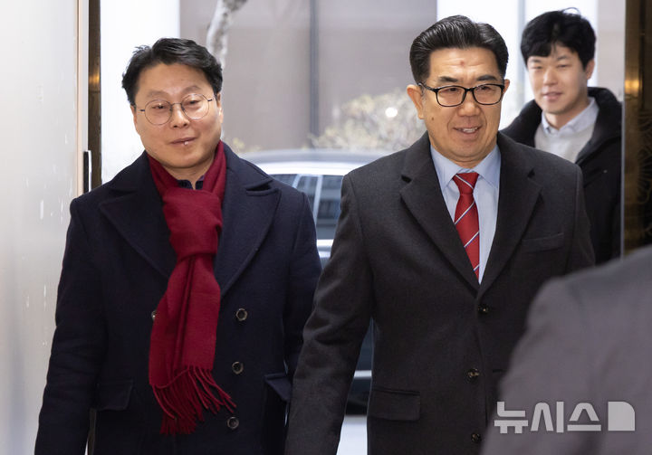 [서울=뉴시스] 황준선 기자 = 통일교로부터 금품 수수 혐의를 받는 김규환 전 미래통합당 의원의 대리인인 장승호(오른쪽) 씨와 변호인이 7일 오전 서울 서대문구 경찰청에서 열린 김 전 의원의 휴대전화에 대한 포렌식 조사 참관을 위해 출석하고 있다. 2026.01.07. hwang@newsis.com