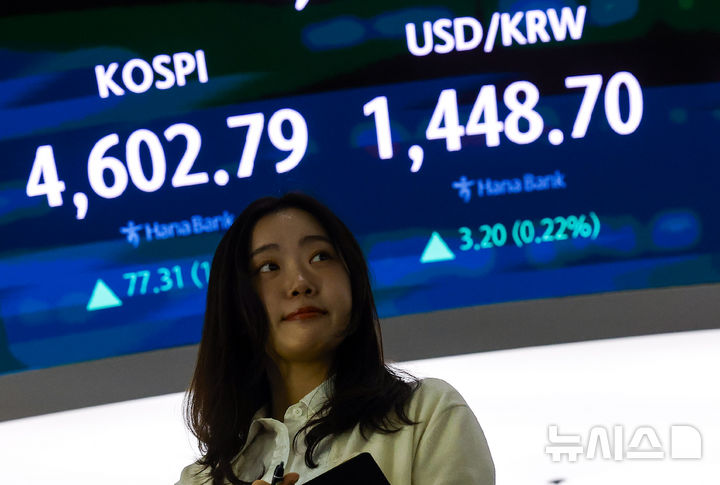 [서울=뉴시스] 정병혁 기자 = 코스피가 장중 4600선을 넘어선 7일 서울 중구 하나은행 딜링룸에서 직원들이 업무를 보고 있다.2026.01.07. jhope@newsis.com