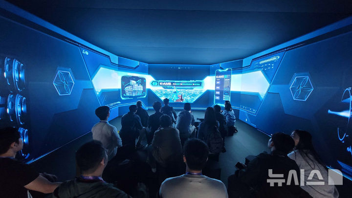 CES 2026 한전 전시관 관람하는 방문객들. (사진=한전 제공) photo@newsis.com