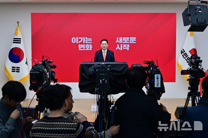 [서울=뉴시스] 고승민 기자 = 장동혁 국민의힘 대표가 7일 서울 여의도 당사에서 긴급 기자회견을 열고 당 쇄신안을 발표하고 있다. (공동취재) 2026.01.07. photo@newsis.com