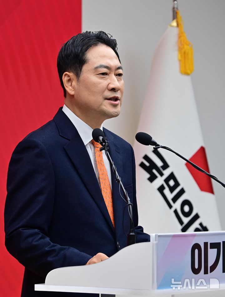 [서울=뉴시스] 고승민 기자 = 장동혁 국민의힘 대표가 7일 서울 여의도 당사에서 긴급 기자회견을 열고 당 쇄신안을 발표하고 있다. (공동취재) 2026.01.07. photo@newsis.com