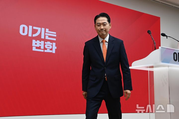 [서울=뉴시스] 고승민 기자 = 장동혁 국민의힘 대표가 7일 서울 여의도 당사에서 긴급 기자회견을 열고 당 쇄신안을 발표를 한 뒤 자리를 나서고 있다. (공동취재) 2026.01.07. photo@newsis.com