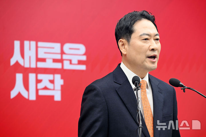 [서울=뉴시스] 고승민 기자 = 장동혁 국민의힘 대표가 7일 서울 여의도 당사에서 긴급 기자회견을 열고 당 쇄신안을 발표하고 있다. (공동취재) 2026.01.07. photo@newsis.com