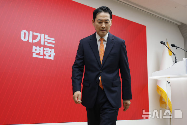 [서울=뉴시스] 고승민 기자 = 장동혁 국민의힘 대표가 7일 서울 여의도 당사에서 긴급 기자회견을 열고 당 쇄신안을 발표한 뒤 회견장을 나서고 있다. (공동취재) 2026.01.07. photo@newsis.com