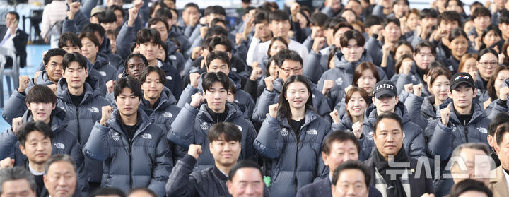 [진천=뉴시스] 김근수 기자 = 7일 오전 충북 진천 국가대표선수촌 벨로드롬 인필드에서 열린 2026 국가대표 훈련개시식에서 쇼트트랙 대표팀 선수들이 화이팅 포즈를 하고 있다. 2026.01.07. ks@newsis.com