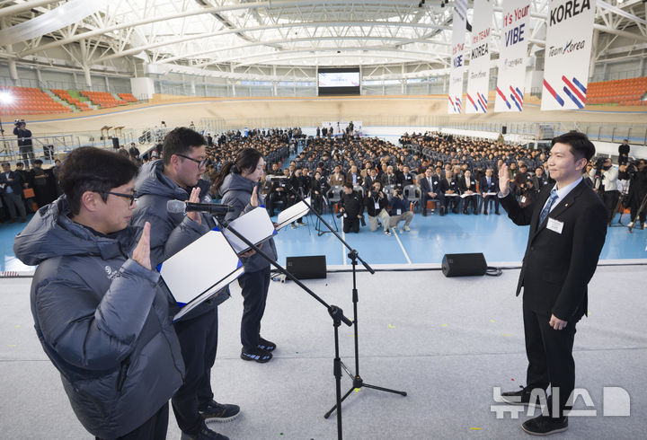 [진천=뉴시스] 김근수 기자 = 7일 오전 충북 진천 국가대표선수촌 벨로드롬 인필드에서 열린 2026 국가대표 훈련개시식에서 유승민 대환체육회장을 비롯한 선수들이 대표자 선서를 하고 있다. 왼쪽부터 김성진 근대5종 감독, 양궁 김우진, 빙상 최민정. 2026.01.07. ks@newsis.com