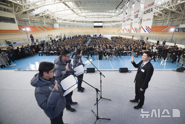 [진천=뉴시스] 김근수 기자 = 7일 오전 충북 진천 국가대표선수촌 벨로드롬 인필드에서 열린 2026 국가대표 훈련개시식에서 유승민 대환체육회장을 비롯한 선수들이 대표자 선서를 하고 있다. 왼쪽부터 김성진 근대5종 감독, 양궁 김우진, 빙상 최민정. 2026.01.07. ks@newsis.com