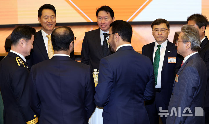 [서울=뉴시스] 이영환 기자 = 오세훈 서울시장과 최태원 서울상공회의소 회장, 정근식 서울시교육감 등이 7일 오전 서울 중구 대한상공회의소에서 열린 2026 서울시 신년인사회에 참석해 대화를 하고 있다. 2026.01.07. 20hwan@newsis.com