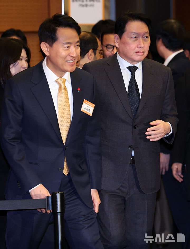 [서울=뉴시스] 이영환 기자 = 오세훈(왼쪽) 서울시장과 최태원 서울상공회의소 회장이 7일 오전 서울 중구 대한상공회의소에서 열린 2026 서울시 신년인사회에 참석하고 있다. 2026.01.07. 20hwan@newsis.com