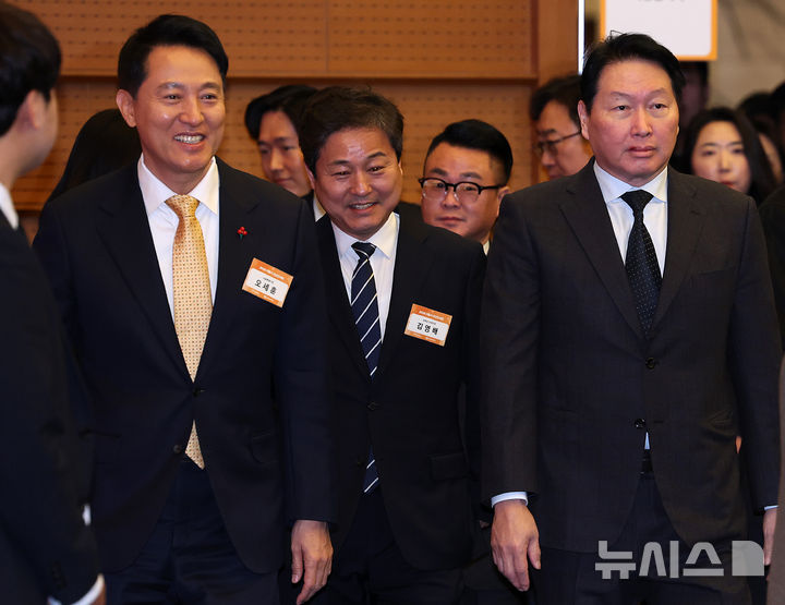 [서울=뉴시스] 이영환 기자 = 오세훈(왼쪽) 서울시장과 최태원 서울상공회의소 회장이 7일 오전 서울 중구 대한상공회의소에서 열린 2026 서울시 신년인사회에 참석하고 있다. 2026.01.07. 20hwan@newsis.com