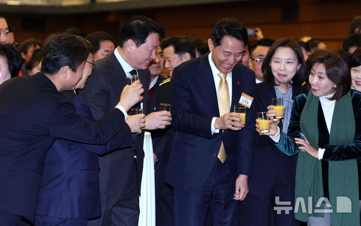 [서울=뉴시스] 이영환 기자 = 최태원(왼쪽 세 번째부터) 서울상공회의소 회장과 오세훈 서울시장이 7일 오전 서울 중구 대한상공회의소에서 열린 2026 서울시 신년인사회에 참석해 건배를 하고 있다. 2026.01.07. 20hwan@newsis.com