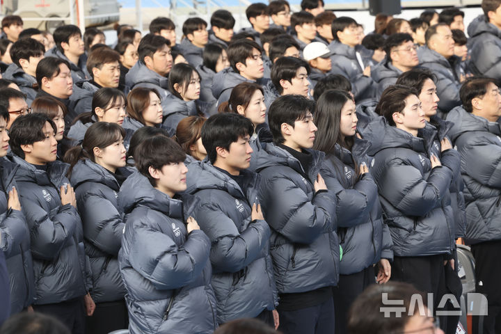 [진천=뉴시스] 김근수 기자 = 7일 오전 충북 진천 국가대표선수촌 벨로드롬 인필드에서 열린 2026 국가대표 훈련개시식에서 빙상 국가대표 선수들이 국민의례를 하고 있다. 2026.01.07. ks@newsis.com