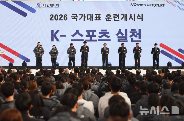 [진천=뉴시스] 김근수 기자 = 유승민 대한체육회장을 비롯한 참석자들이 7일 오전 충북 진천 국가대표선수촌 벨로드롬 인필드에서 열린 2026 국가대표 훈련개시식에서 K-스포츠 실천 약속을 낭독하고 있다. 2026.01.07. ks@newsis.com