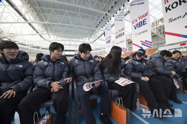 [진천=뉴시스] 김근수 기자 = 7일 오전 충북 진천 국가대표선수촌 벨로드롬 인필드에서 열린 2026 국가대표 훈련개시식에서 빙상 대표팀 선수들이 신년인사를 나누고 있다. 2026.01.07. ks@newsis.com