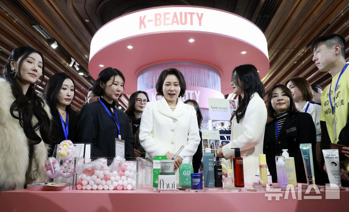 김혜경 여사, 상하이 'K-뷰티' 행사 참석…"저녁마다 이 대통령과 1일1팩"