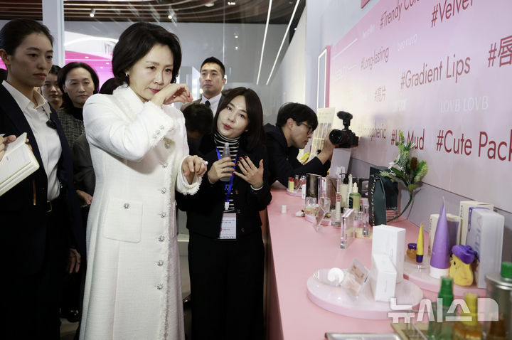 [상하이=뉴시스] 최동준 기자 = 김혜경 여사가 7일(현지 시간) 상하이 푸싱아트센터에서 열린 K-뷰티행사를 방문해 전시품 체험을 하고 있다. 2026.01.07. photocdj@newsis.com