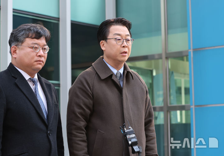 [서울=뉴시스] 배훈식 기자 = 국민의힘 법률자문위원회 곽규택 위원장이 7일 오전 서울 종로구 서울경찰청 앞에서 이재명 대통령과 김민석 국무총리, 정성호 법무부 장관, 박철우 서울중앙지검장에 대한 서해 피살 공무원 사건 관련 직권남용혐의 고발 취지를 설명하고 있다. 2026.01.07. dahora83@newsis.com