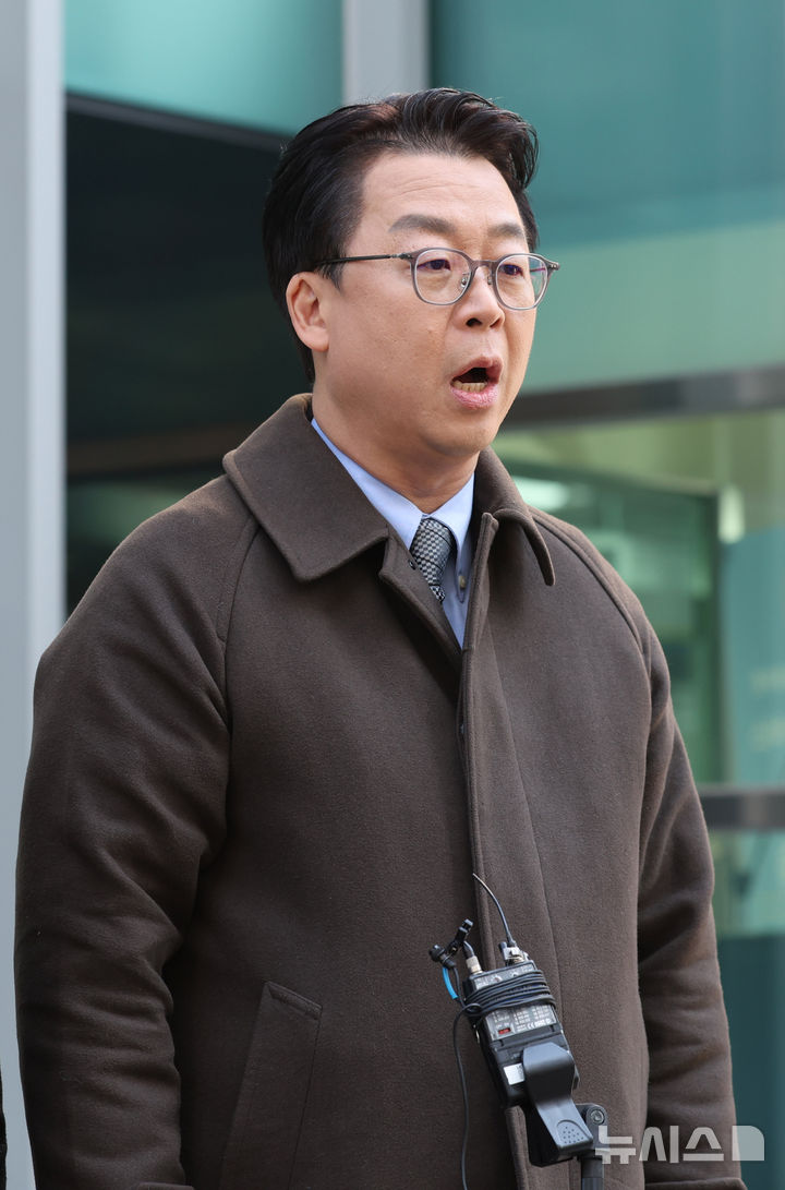 [서울=뉴시스] 배훈식 기자 = 국민의힘 법률자문위원회 곽규택 위원장이 7일 오전 서울 종로구 서울경찰청 앞에서 이재명 대통령과 김민석 국무총리, 정성호 법무부 장관, 박철우 서울중앙지검장에 대한 서해 피살 공무원 사건 관련 직권남용혐의 고발 취지를 설명하고 있다. 2026.01.07. dahora83@newsis.com