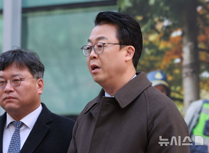 [서울=뉴시스] 배훈식 기자 = 국민의힘 법률자문위원회 곽규택 위원장이 7일 오전 서울 종로구 서울경찰청 앞에서 이재명 대통령과 김민석 국무총리, 정성호 법무부 장관, 박철우 서울중앙지검장에 대한 서해 피살 공무원 사건 관련 직권남용혐의 고발 취지를 설명하고 있다. 2026.01.07. dahora83@newsis.com