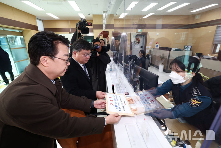 [서울=뉴시스] 배훈식 기자 = 국민의힘 법률자문위원회 곽규택(왼쪽) 위원장과 김기윤 부위원장이 7일 오전 서울 종로구 서울경찰청 민원실을 찾아 이재명 대통령과 김민석 국무총리, 정성호 법무부 장관, 박철우 서울중앙지검장에 대해 서해 피살 공무원 사건 관련 직권남용혐의로 고발장을 접수하고 있다. (공동취재) 2026.01.07. photo@newsis.com