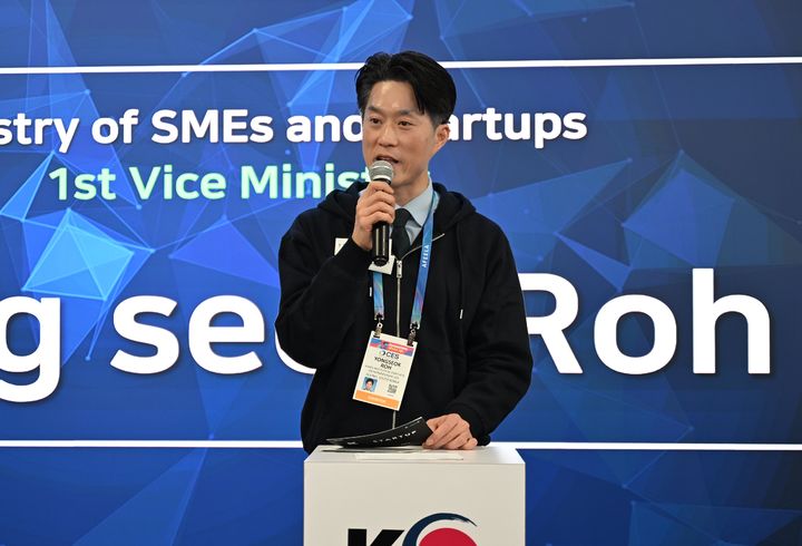 [서울=뉴시스] 노용석 중소벤처기업부 제1차관이 지난 6일(현지 시간) 미국 라스베이거스에서 열린 CES 2026 K-스타트업 통합관 개관식에서 개회사를 하고 있다. (사진=중소벤처기업부 제공) 2026.01.09. photo@newsis.com *재판매 및 DB 금지