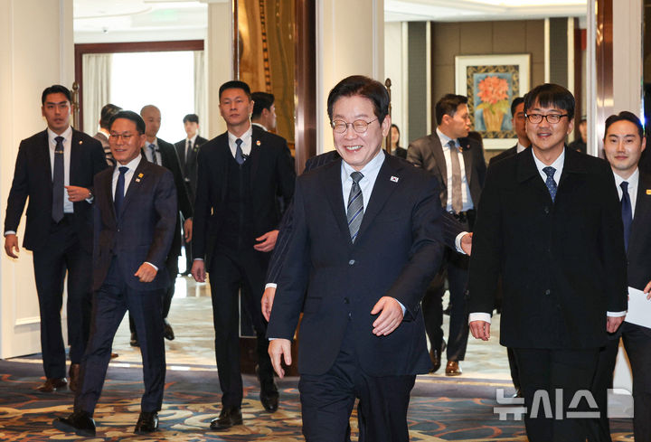 [상하이=뉴시스] 최동준 기자 = 중국을 국빈 방문 중인 이재명 대통령이 7일(현지 시간) 상하이 한 호텔에서 열린 순방 기자단 오찬 간담회에 입장하고 있다. 2026.01.07. photocdj@newsis.com