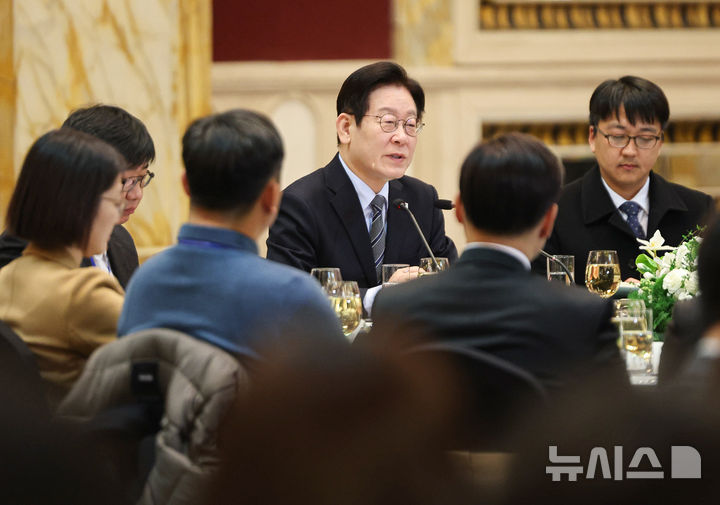 이 대통령 "시 주석에 '한반도평화 중재' 요청…시 주석 '인내심 필요' 얘기"