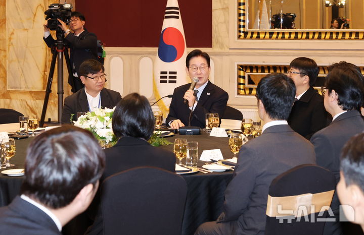 [상하이=뉴시스] 최동준 기자 = 중국을 국빈 방문 중인 이재명 대통령이 7일(현지 시간) 상하이 한 호텔에서 열린 순방 기자단 오찬 간담회에서 발언하고 있다. 2026.01.07. photocdj@newsis.com