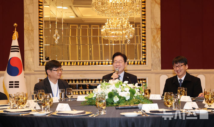 [상하이=뉴시스] 최동준 기자 = 중국을 국빈 방문 중인 이재명 대통령이 7일(현지 시간) 상하이 한 호텔에서 열린 순방 기자단 오찬 간담회에서 발언하고 있다. 2026.01.07. photocdj@newsis.com