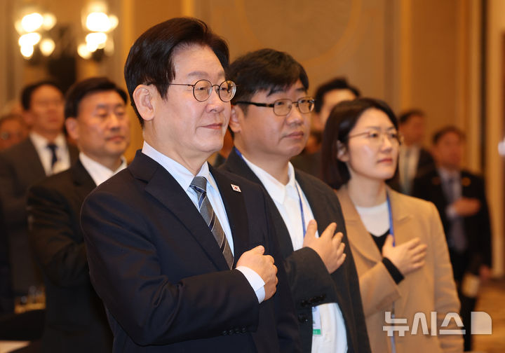 [상하이=뉴시스] 최동준 기자 = 중국을 국빈 방문 중인 이재명 대통령이 7일(현지 시간) 상하이 한 호텔에서 열린 순방 기자단 오찬 간담회에서 국민의례를 하고 있다. 2026.01.07. photocdj@newsis.com