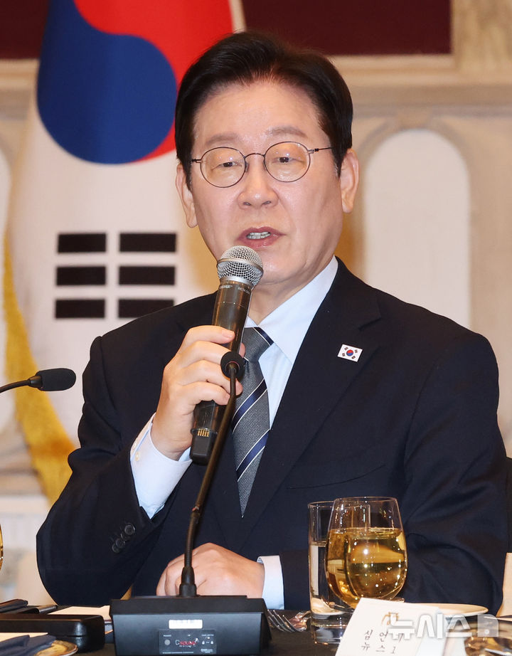 [상하이=뉴시스] 최동준 기자 = 중국을 국빈 방문 중인 이재명 대통령이 7일(현지 시간) 상하이 한 호텔에서 열린 순방 기자단 오찬 간담회에서 발언하고 있다. 2026.01.07. photocdj@newsis.com